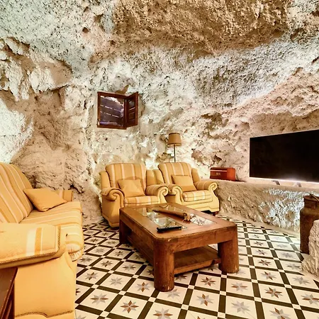 Cueva Con Chimenea A 20 Minutos De Valencia Benaguacil
